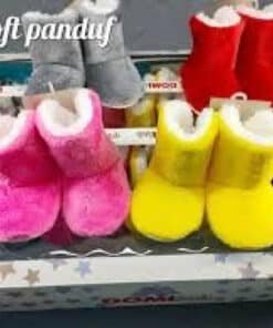 Rengarenk peluş bebek patikleri.