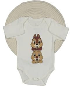 Chip ve Dale tulumu giymiş gülümseyen bebek.
