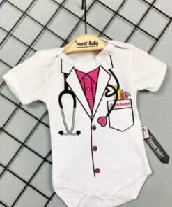 Doktor önlüğü desenli beyaz bebek tulumu.