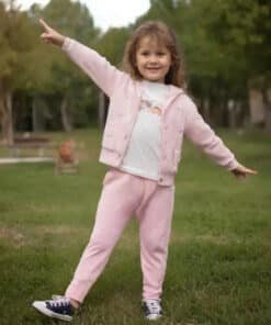 Pembe elbiseli kız.