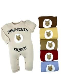 Kuzu desenli bebek tulumu ve katlanmış tişörtler.