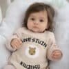 Aslan temalı tulumlu bebek.