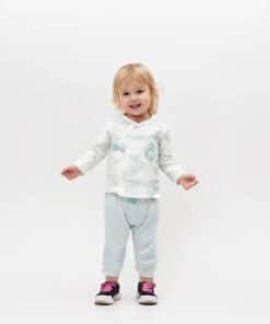 Pijama ve spor ayakkabı giyen yürümeye başlayan çocuk.