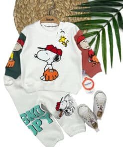 Çocuklar için Snoopy temalı pijama takımı.