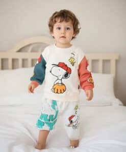 Çocuklar için Snoopy temalı pijama takımı.