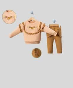 Çocuk şeftali rengi fırfırlı sweatshirt ve kahverengi pantolon takımı.