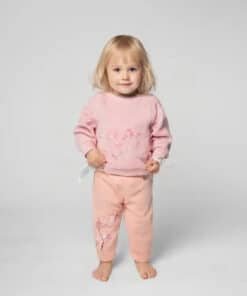 Pembe çiçek desenli kıyafetli sarışın bebek.