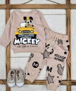 Mickey Mouse kostümü giymiş gülümseyen çocuk.