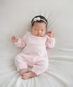 Pembe tulumlu uyuyan bebek.