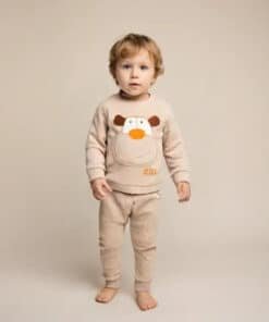 Minik yavrular için çizgi film hayvanı desenli bej pijama takımı.