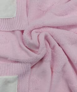 Pembe örgü bebek battaniyesi.