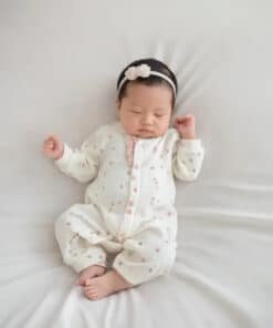 Desenli tulumlu uyuyan bebek.