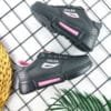 Siyah ve pembe spor ayakkabı.