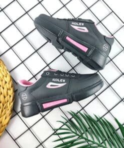 Siyah ve pembe spor ayakkabı.