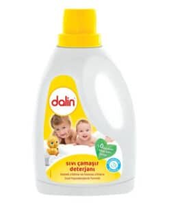 Sarı kapaklı beyaz şişe bebek çamaşır deterjanı.