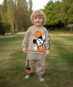 Çocuk Mickey Mouse basketbol eşofman takımı.