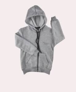 Gri kapşonlu fermuarlı sweatshirt.