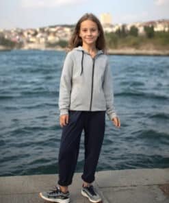 Gri kapşonlu ve mavi pantolonlu kız.