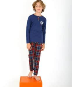 Erkek çocuk pijama takımı.