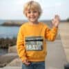 Kamuflaj cepli sarı erkek çocuk sweatshirt’ü.