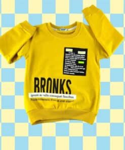 Sarı sweatshirt ve siyah pantolon giyen yürümeye başlayan çocuk.