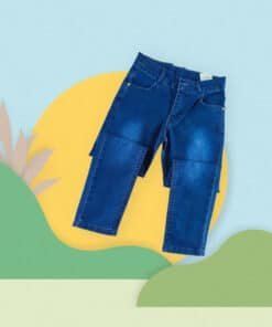 Beyaz tişört ve kot pantolonlu çocuk.