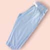 Açık mavi puantiyeli pijama pantolonu.