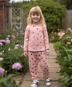 Kız çocuk pembe kalp desenli pijama takımı.