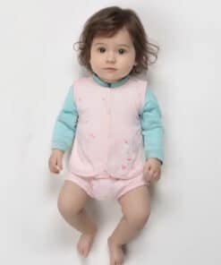 Pembe ve mavi uyku tulumlu bebek.