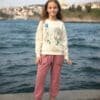 Rahat kıyafetli kız.