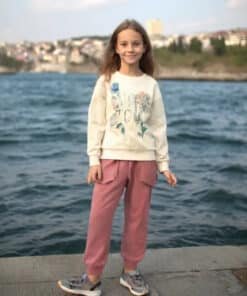 Rahat kıyafetli kız.