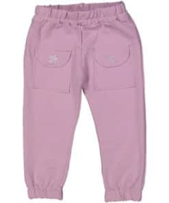 Pembe pantolon ve beyaz tişört giyen genç kız.