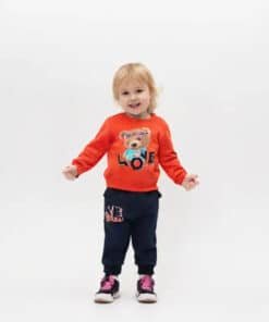 Çocuk turuncu sweatshirt ve mavi pantolon takımı.