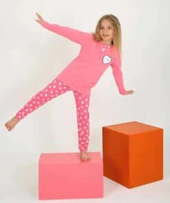 Pembe kalp pijamalı kız.