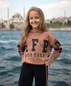 Kapşonlu gülümseyen kız.