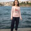 Pembe uzun kollu gömlek ve koyu renk pantolon giyen kız.