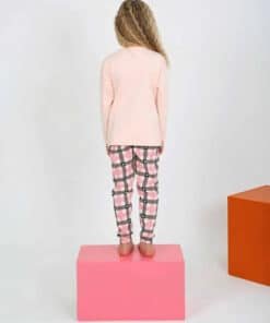 Kız pembe pijama takımı.