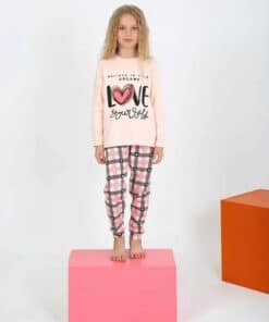 Kız pembe pijama takımı.