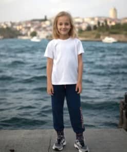 Günlük kıyafetli genç kız.
