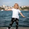 Günlük kıyafetler içinde gülümseyen çocuk.
