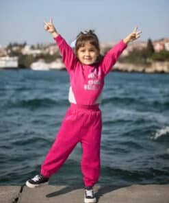 Pembe eşofmanlı gülümseyen kız.