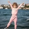Pembe elbiseli gülümseyen kız.