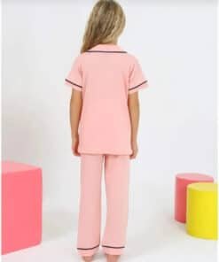 Siyah kenarlı pembe pijama takımı.