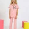 Siyah kenarlı pembe pijama takımı.