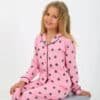 Koyu renk kenarlı pembe puantiyeli pijama.