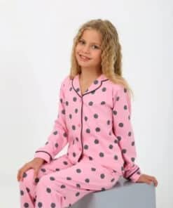 Koyu renk kenarlı pembe puantiyeli pijama.