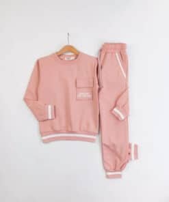 Pembe eşofmanlı kız.