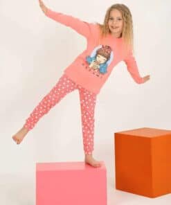 Kız pembe pijama takımı.