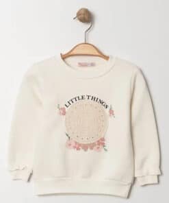 Sweatshirt giymiş gülümseyen kız.