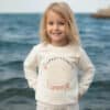 Sweatshirt giymiş gülümseyen kız.